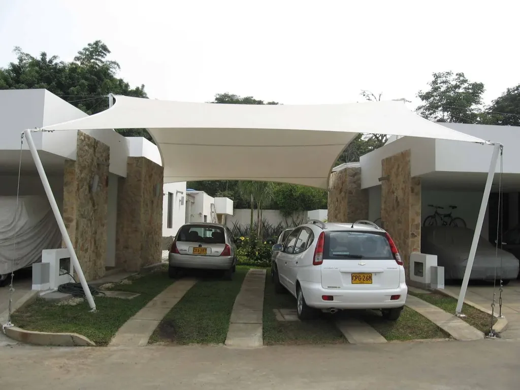 Membranas tipo pañuelo sobre el parqueadero de una casa
