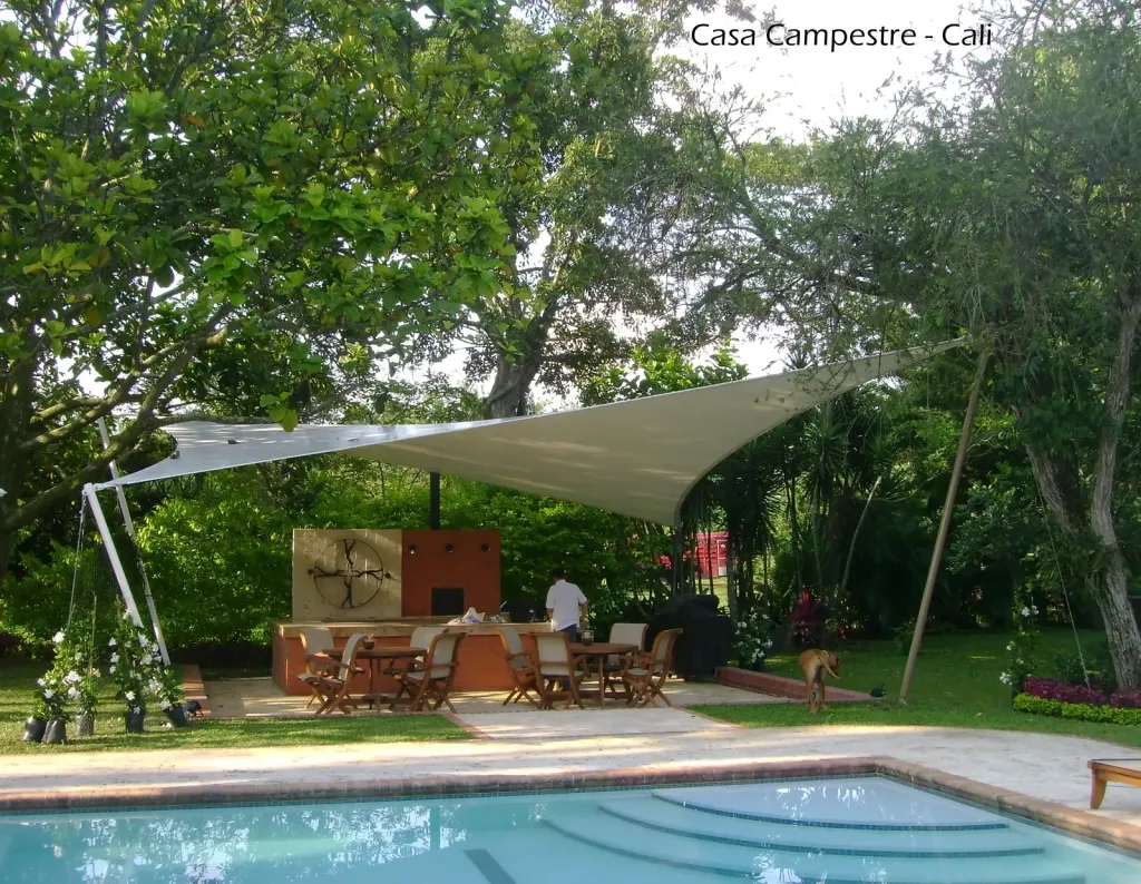 Membrana tipo pañuelo sobre la piscina de una casa campestre