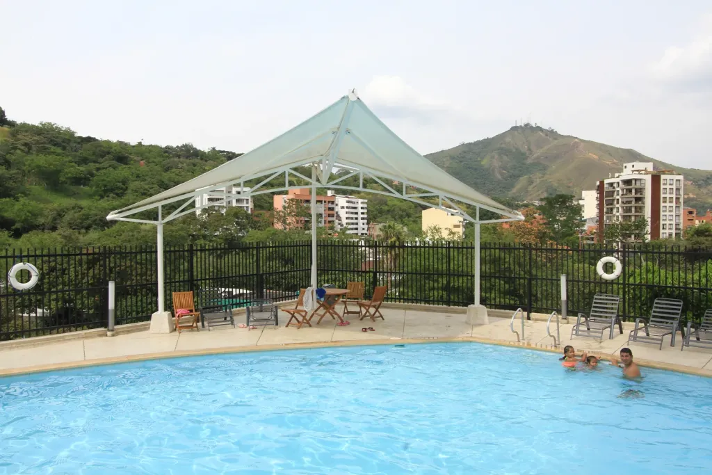 Membrana tipo pañuelo sobre la piscina de un conjunto residencial