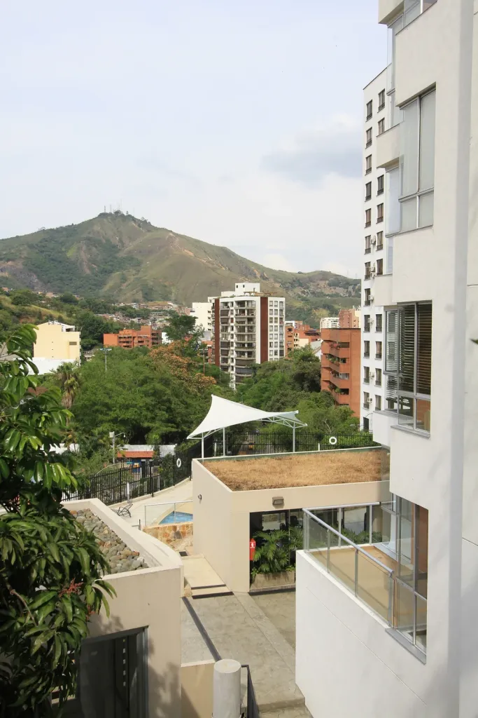 Membrana tipo pañuelo en la terraza de un edificio residencial con los cerros al fondo