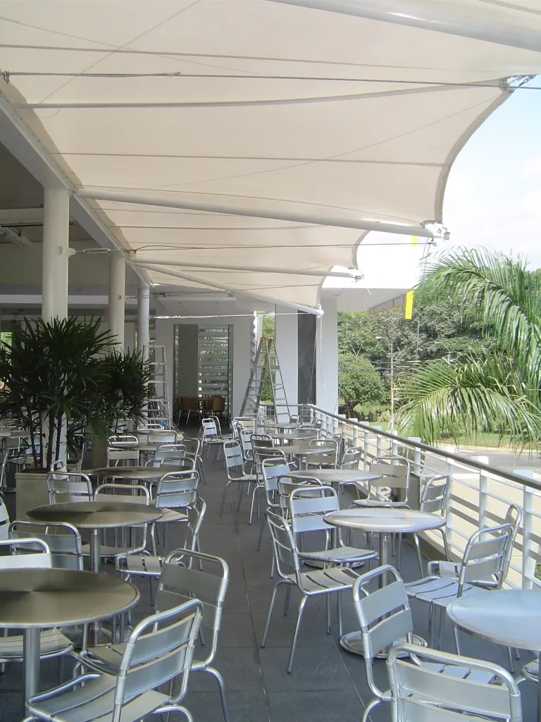 Membrana tipo pañuelo sobre la terraza de mesas de Ventolini