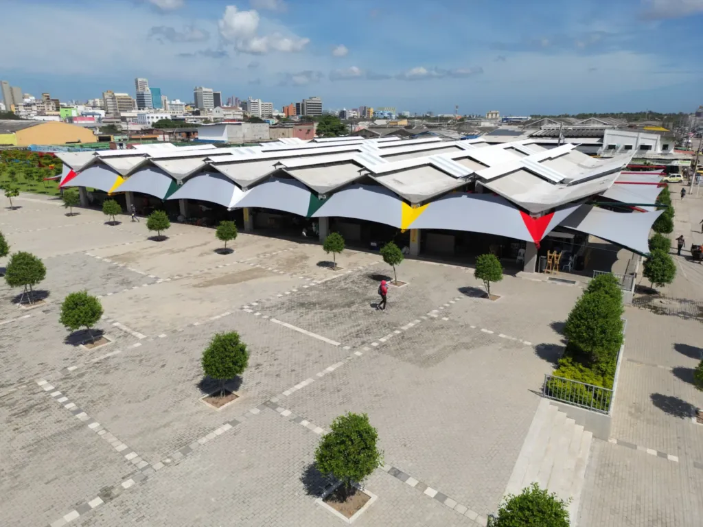 Vista elevada de la hilera de membranas sobre los pabellones y la plaza del Gran Bazar de Barranquilla