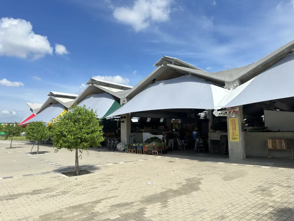Membranas tensadas que cubren el frente de los locales del Gran Bazar de Barranquilla