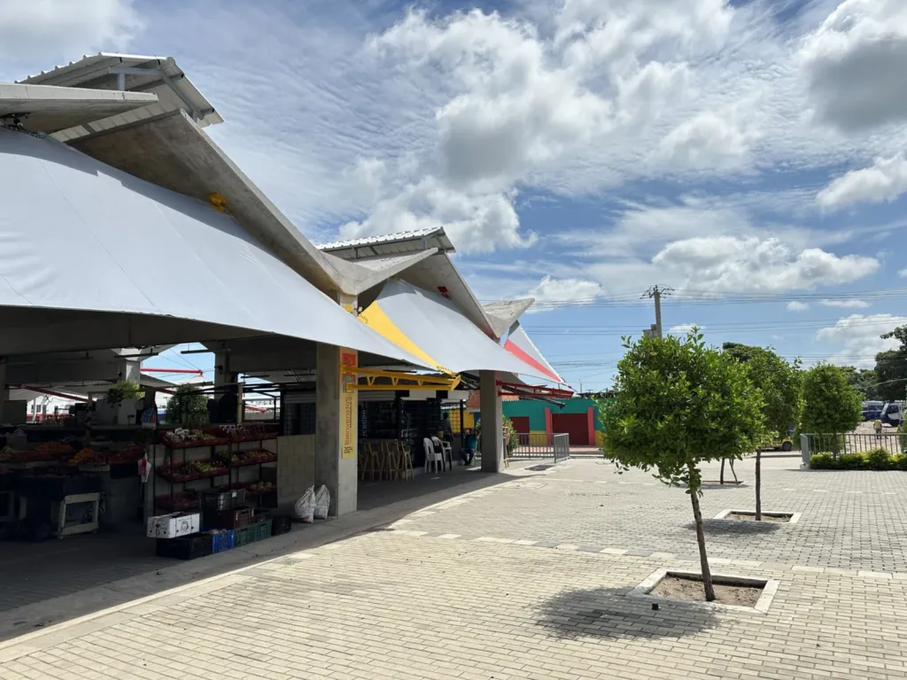 Alero de membrana arquitectónica sobre el corredor comercial del Gran Bazar de Barranquilla