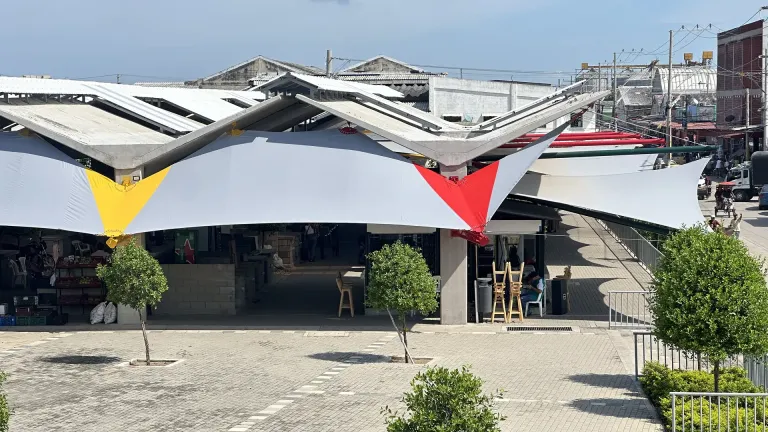Membranas arquitectónicas blancas con remates de color sobre los pabellones del Gran Bazar de Barranquilla