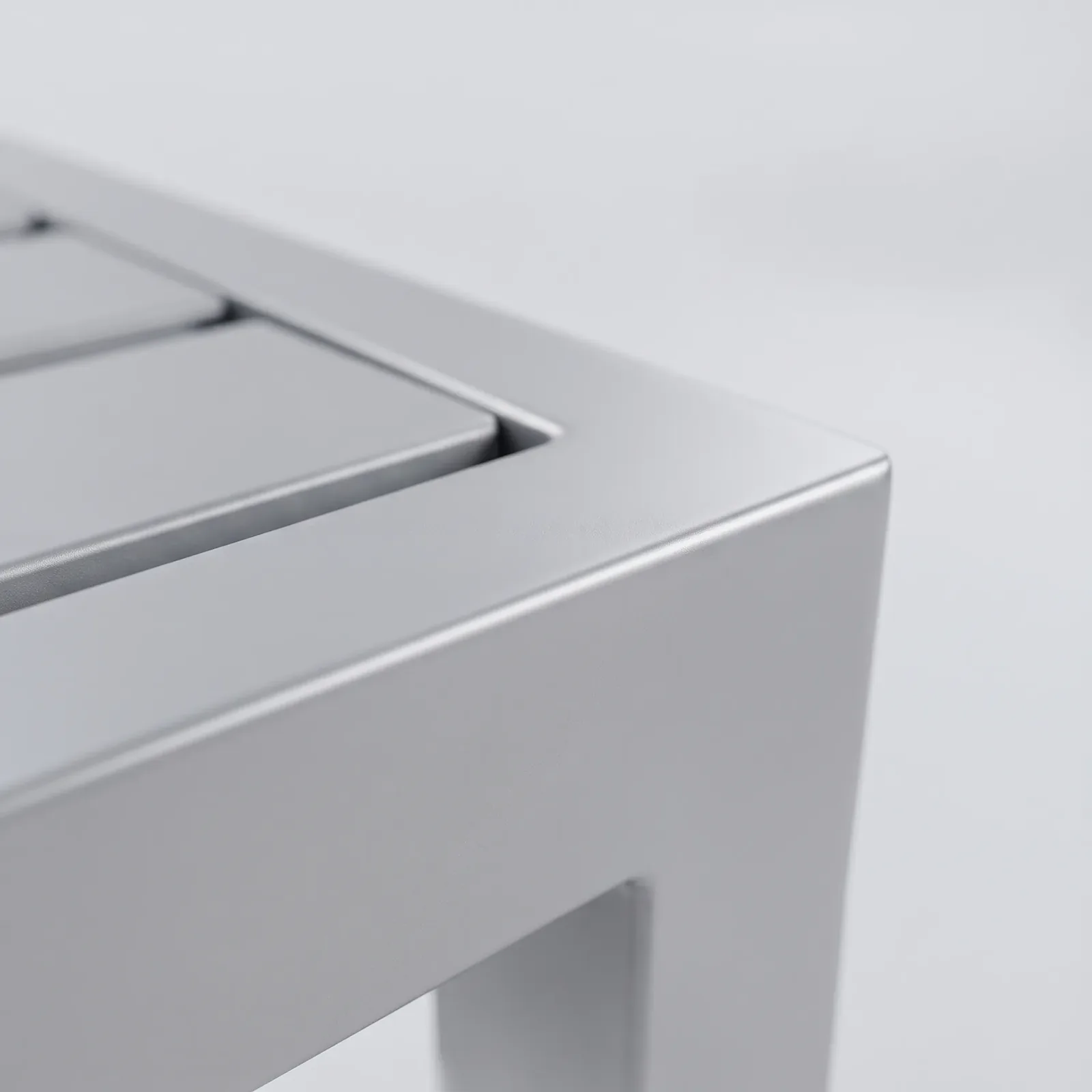 Mesa Auxiliar Montecarlo Solo Aluminio, Colección Francia: detalle de materiales y ensambles