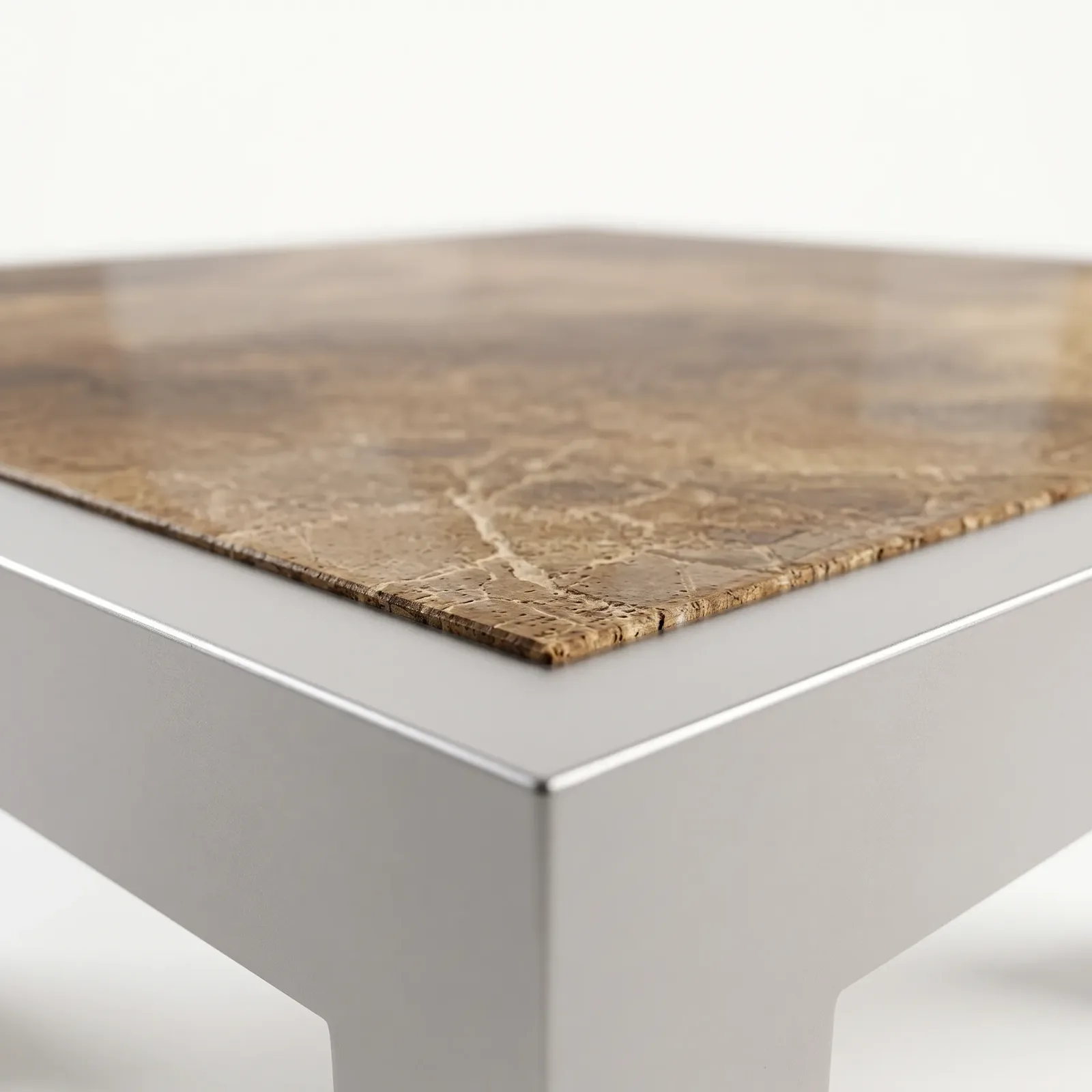 Mesa Centro Montecarlo Mármol Aluminio, Colección Francia: detalle de materiales y ensambles