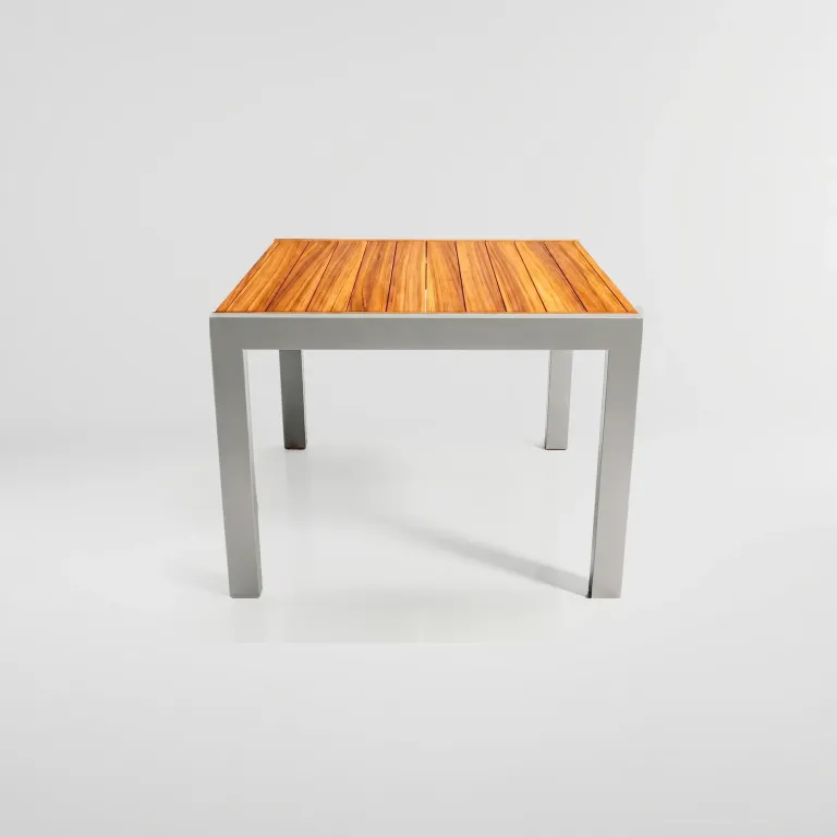 Mesa Sappai Aluteca, Colección Japón: vista completa en estudio