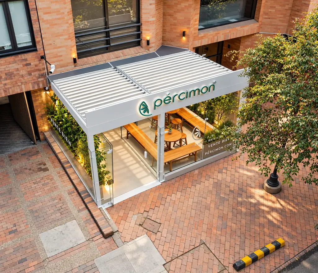 Pérgola bioclimática PergoLam sobre el local de Percimon, vista desde arriba