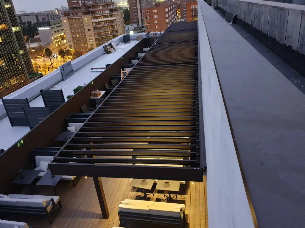 Vista aérea de una terraza de restaurante con pérgola bioclimática PergoLam de noche