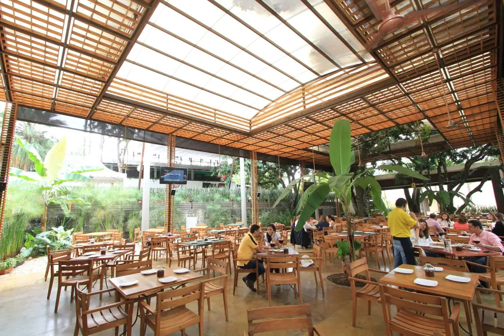 Pérgola fija en acero con policarbonato sobre el comedor del restaurante Faro, en Cali