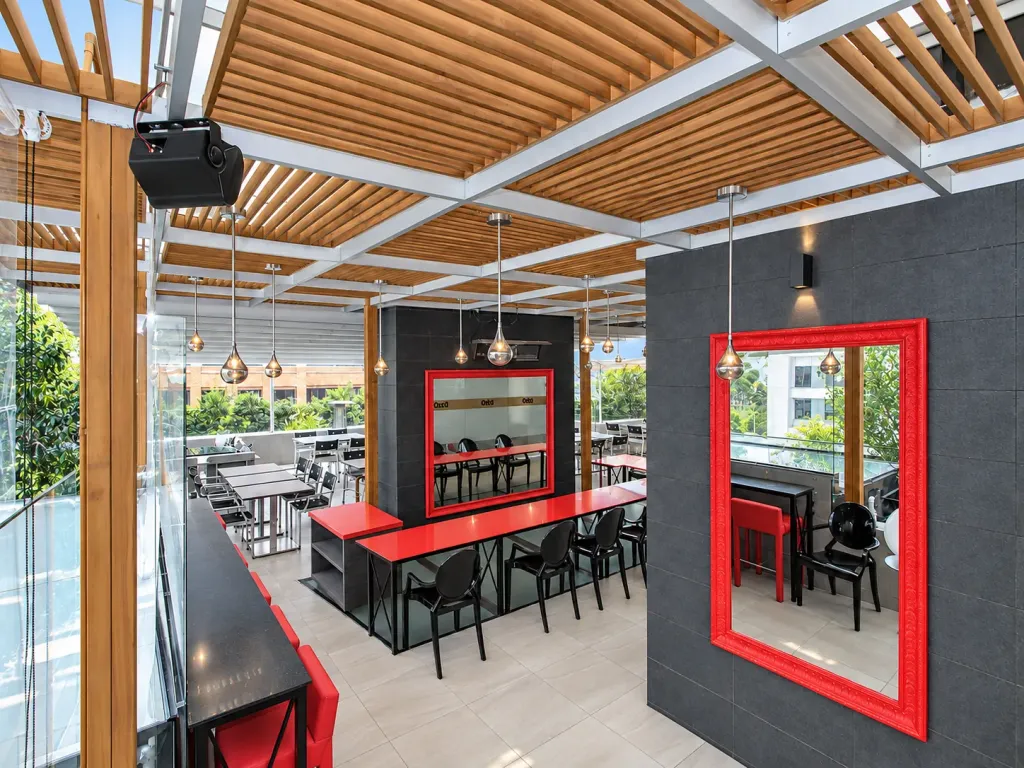 Pérgola fija en aluminio con paneles de teca sobre el bar de una terraza