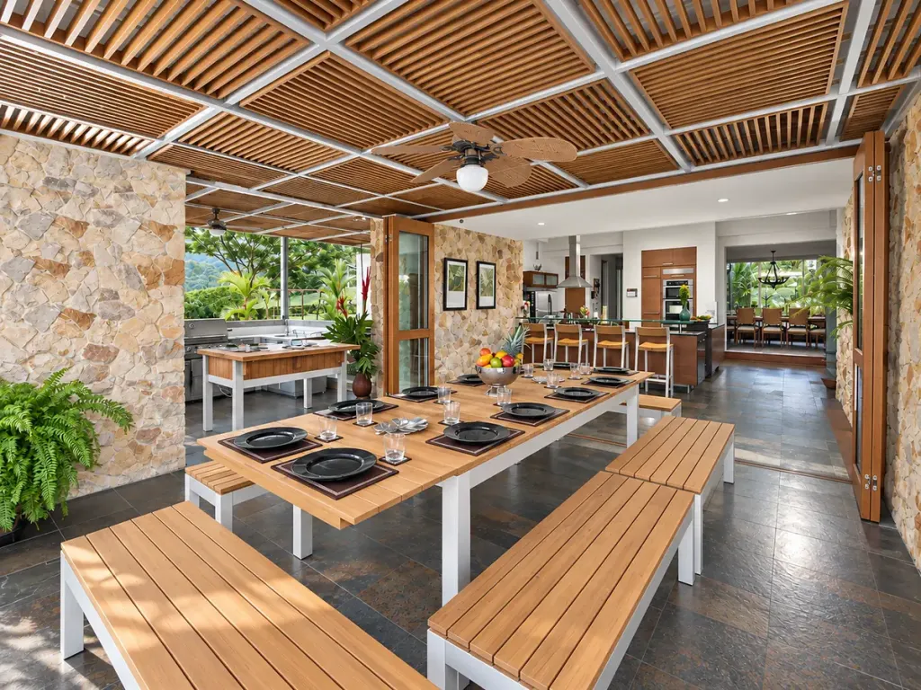 Pérgola fija en aluminio con paneles de teca sobre un comedor exterior
