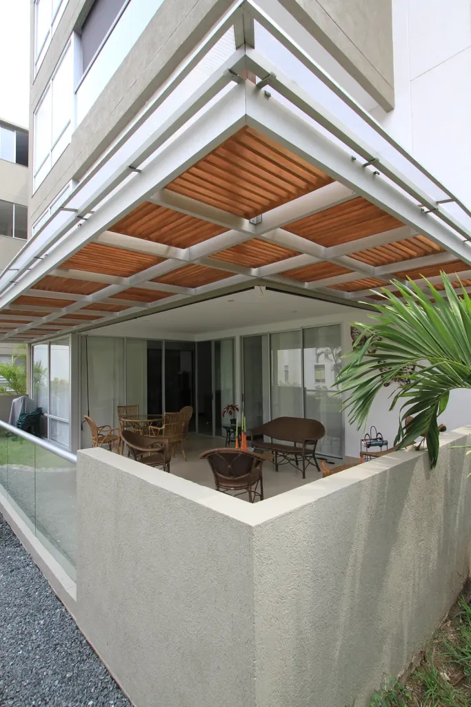 Pérgola fija en aluminio sobre la terraza de una vivienda junto a una palma