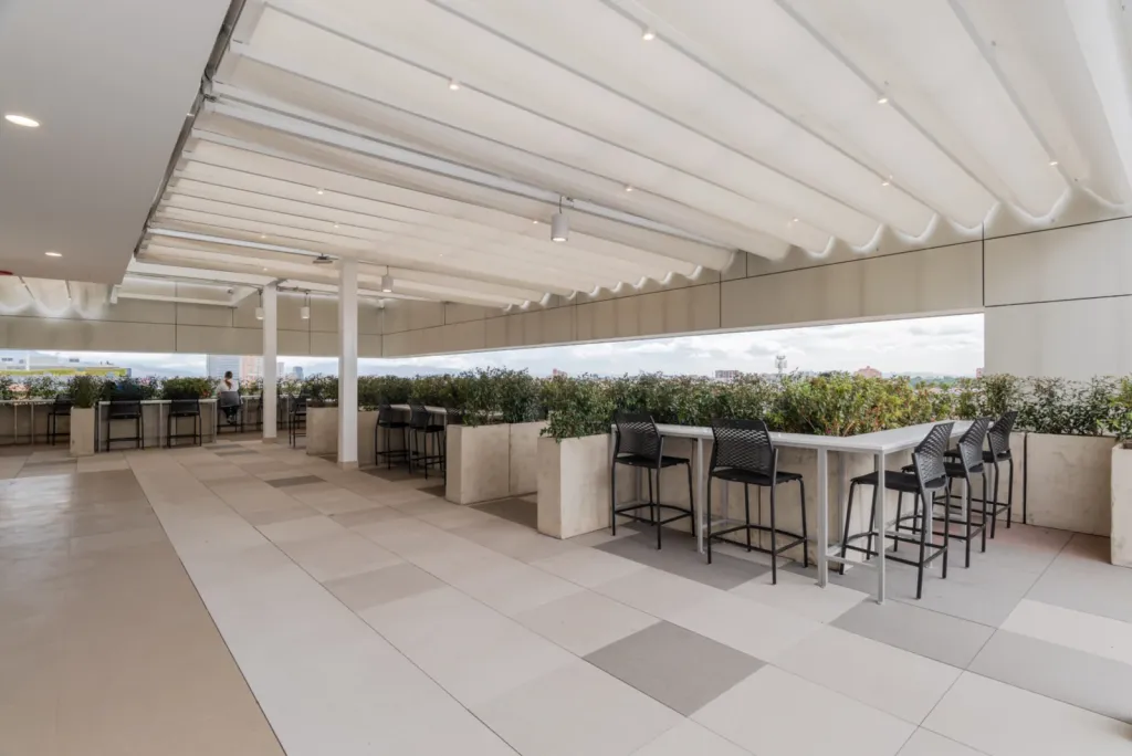 Terraza corporativa de Colmédicas cubierta por la pérgola PergoTek Romano de pendiente cero
