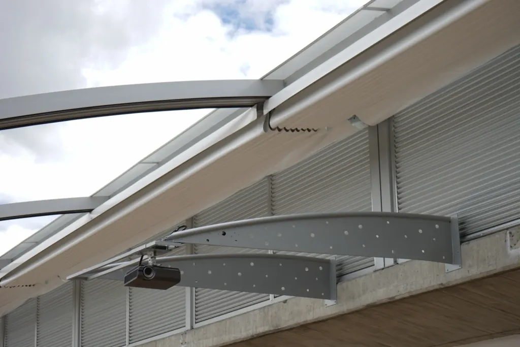 Detalle de los arcos de la pérgola retráctil PergoDom en la Universidad Konrad Lorenz, Bogotá