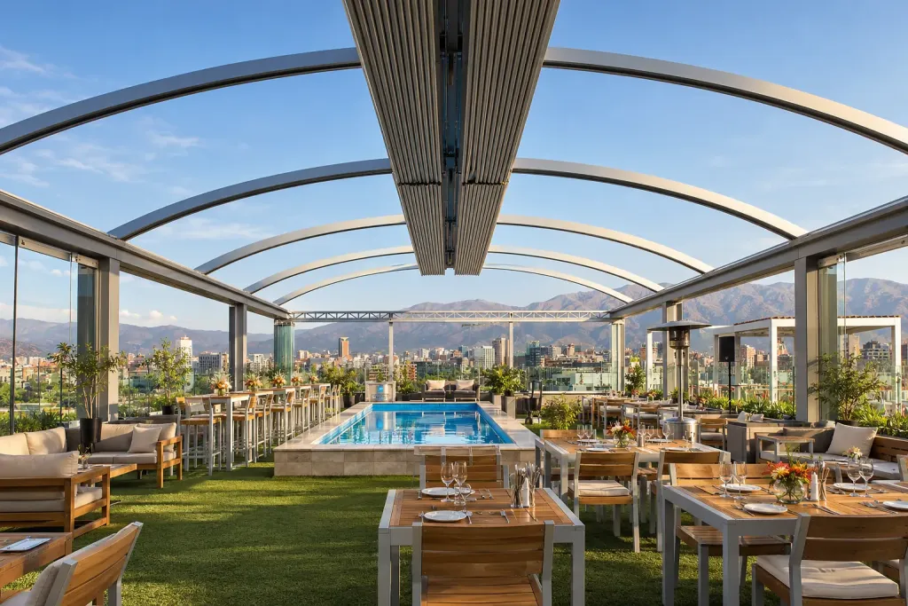 Pérgola retráctil PergoDom sobre el comedor junto a la piscina de un rooftop