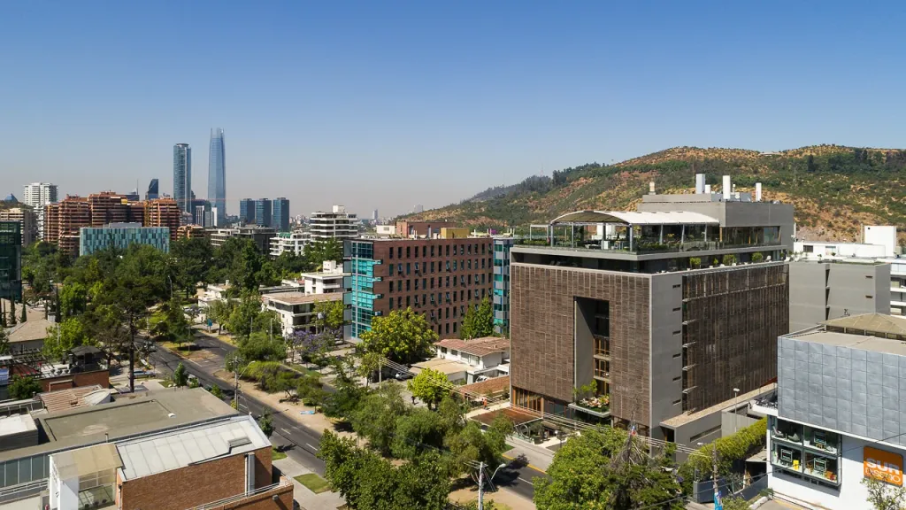 Vista aérea del hotel Noi con la pérgola retráctil PergoDom en su azotea