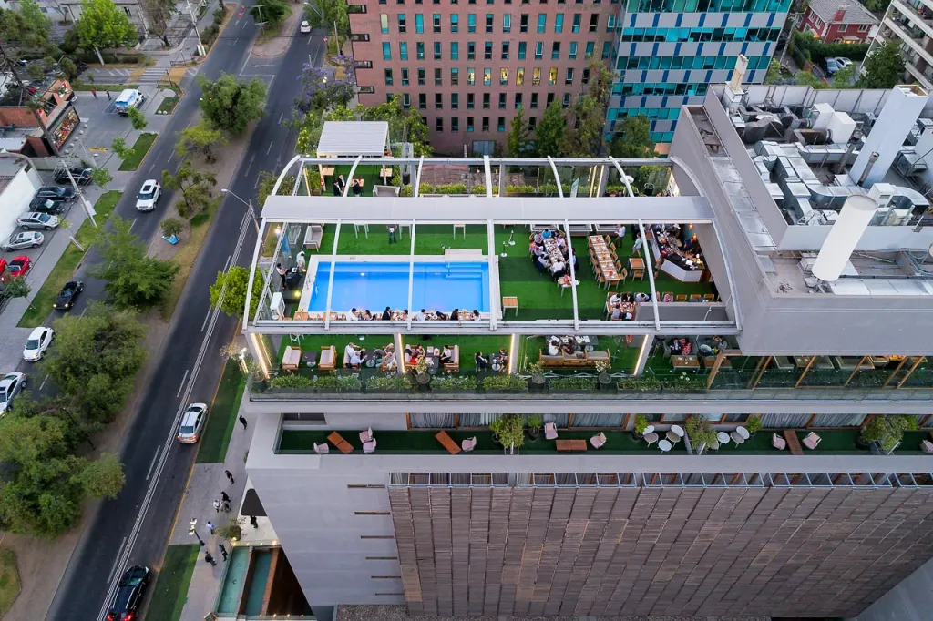 Vista aérea de la piscina y la pérgola retráctil PergoDom en el rooftop del hotel Noi