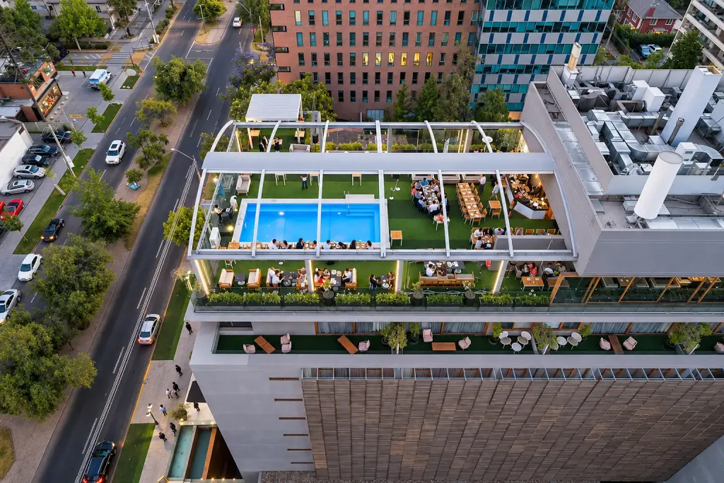 Vista aérea del rooftop de un hotel con pérgola retráctil PergoDom y piscina