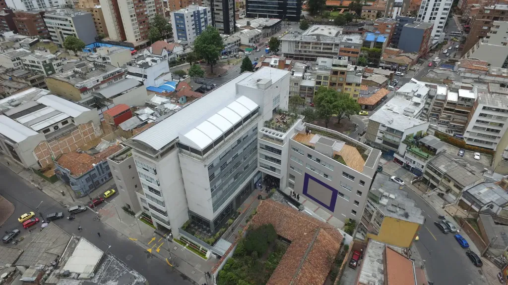 Vista aérea de la Universidad Konrad Lorenz en Bogotá con la pérgola retráctil PergoDom en su terraza
