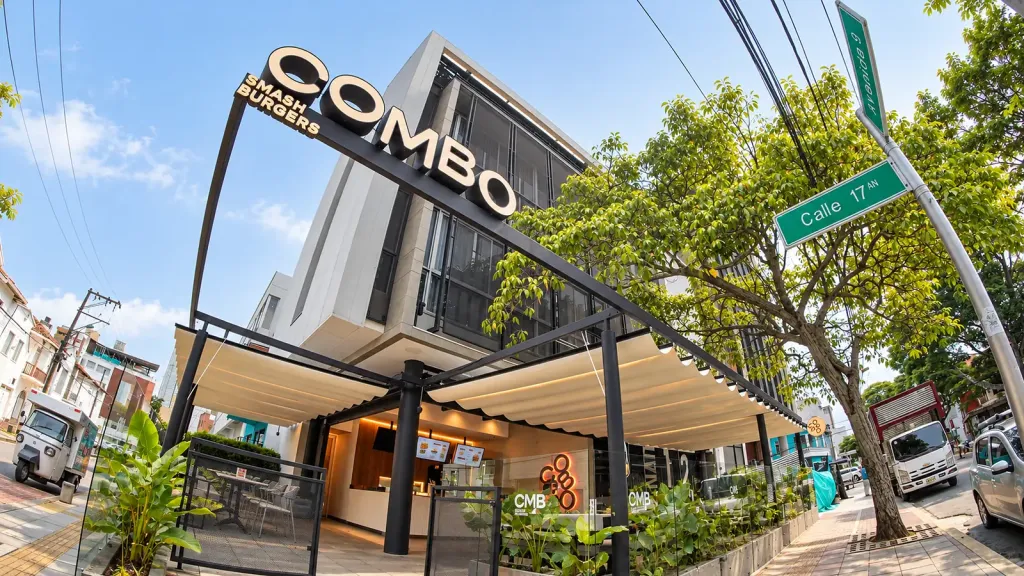 Fachada de Combo en Cali con la Pergolite extendida sobre la terraza a pie de calle