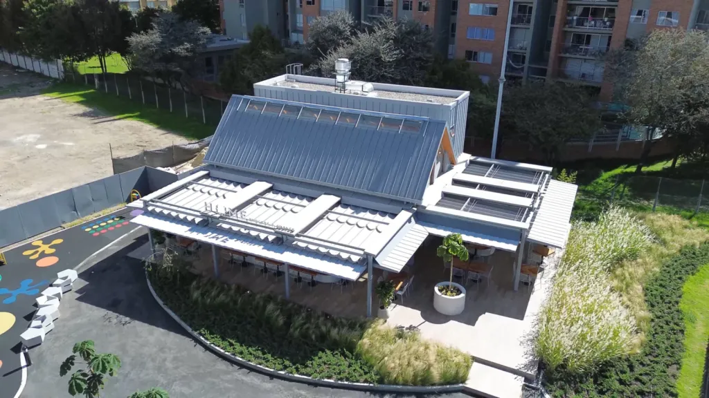 Vista aérea del local de Home Burger en Bogotá con las pérgolas Pergolite en sus terrazas