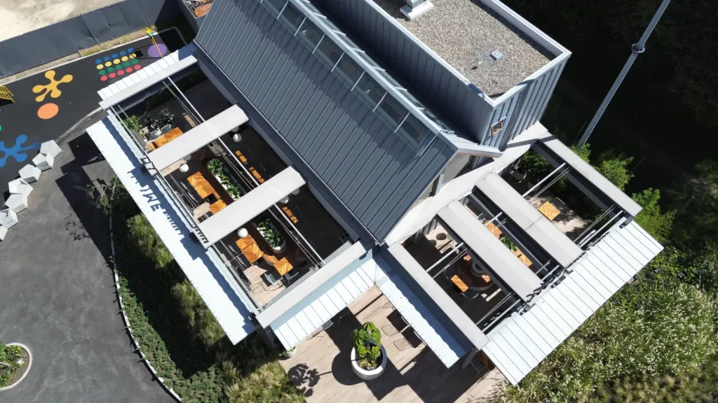 Vista cenital de los módulos de Pergolite abiertos sobre las terrazas de Home Burger en Bogotá