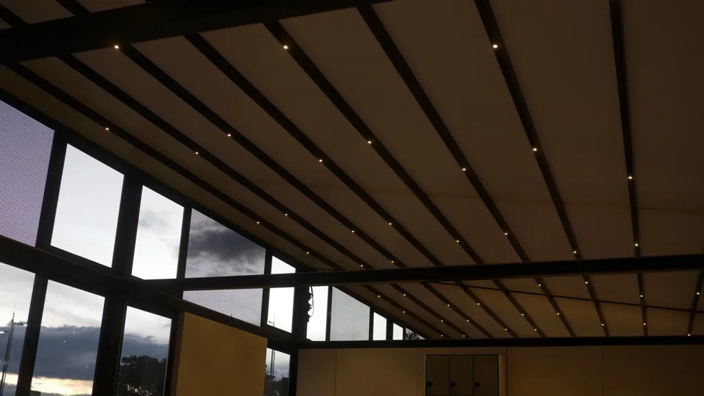 Pérgola retráctil cerrada con su tela y puntos LED vista desde abajo en la Universidad de La Sabana
