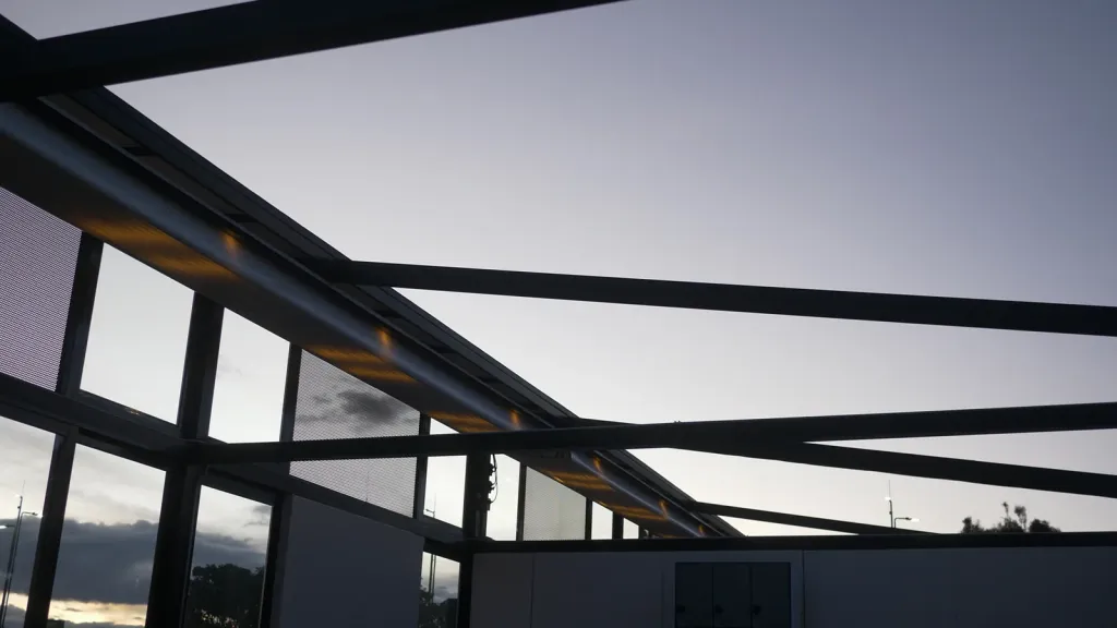 La misma pérgola de la Universidad de La Sabana completamente abierta al cielo del atardecer
