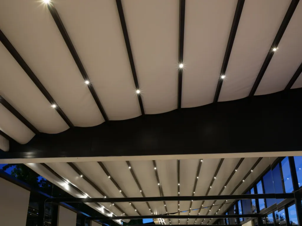Lamas de tela y perfiles de la pérgola retráctil con iluminación LED en la Universidad de La Sabana