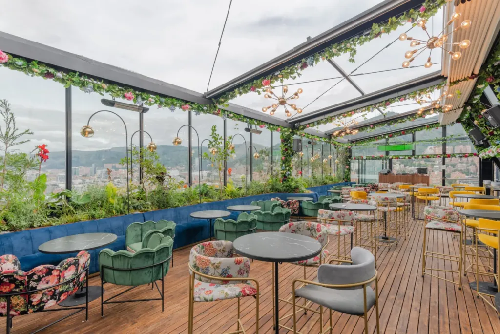 Mónaco Rooftop con la PergoTek abierta y vista a las montañas desde la terraza