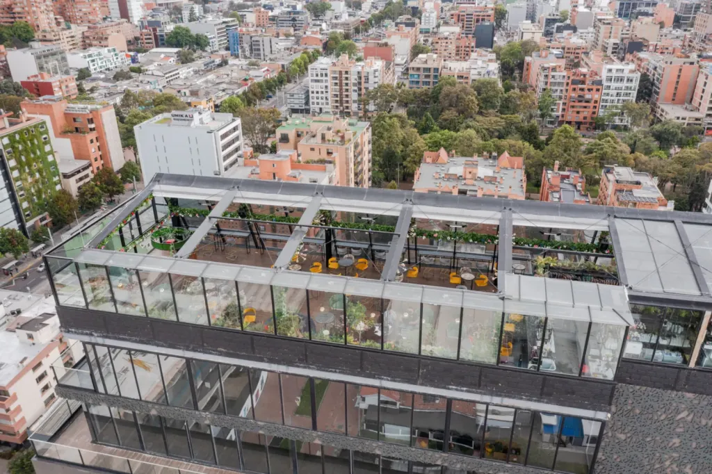 Vista aérea de Mónaco Rooftop con la estructura de la PergoTek sobre la terraza acristalada del último piso