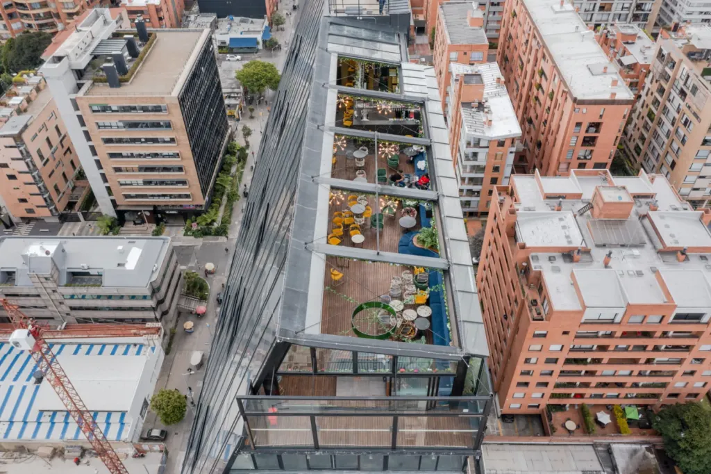 Vista cenital del rooftop de Mónaco con la PergoTek abierta entre edificios de ladrillo