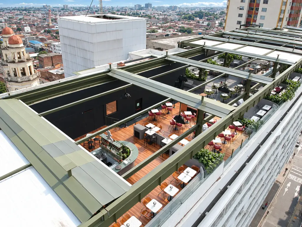 Vista aérea de los módulos de la PergoTek Romano abiertos sobre el gastrobar Callao, en el centro de Cali