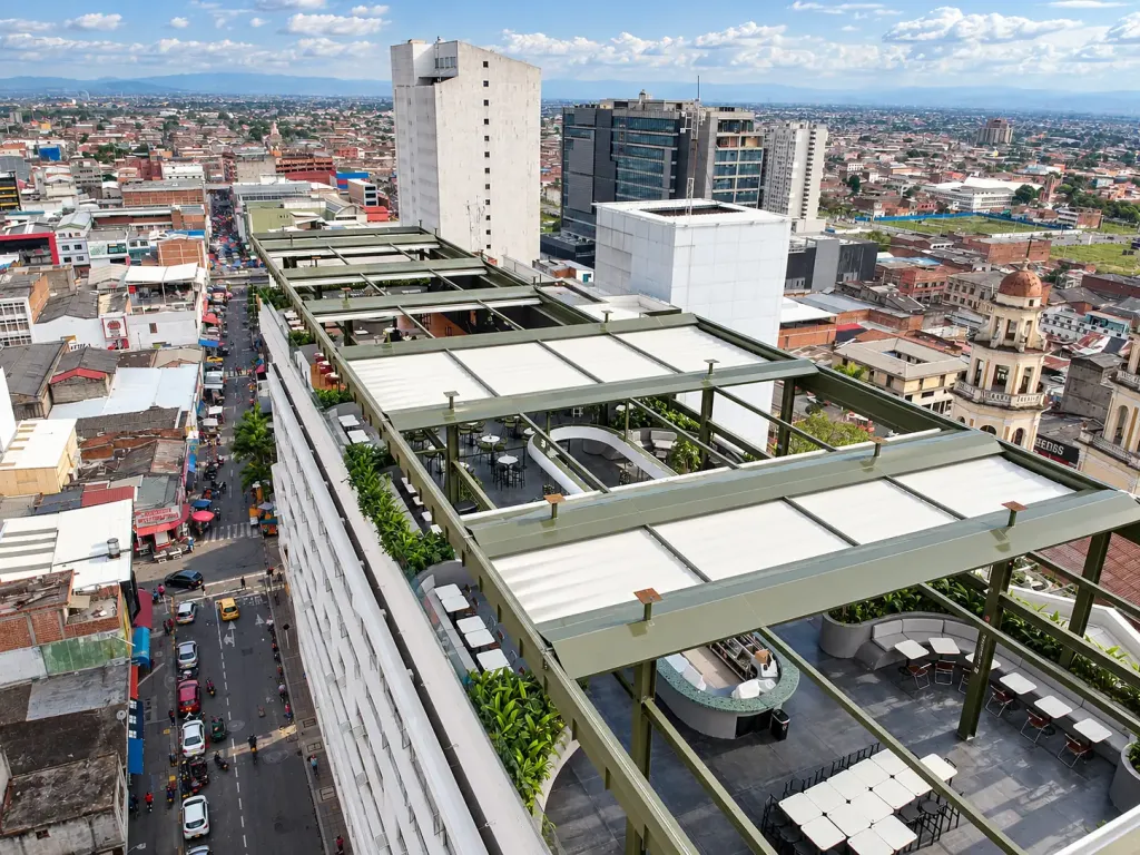 Vista aérea del rooftop Callao con la PergoTek Romano en once módulos sobre el centro de Cali