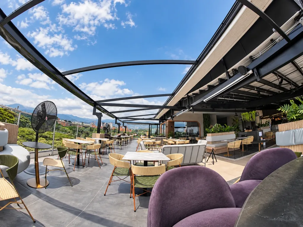 Pérgola PergoTek abierta con la lona recogida y la estructura negra a la vista sobre el rooftop de Sabor Molido