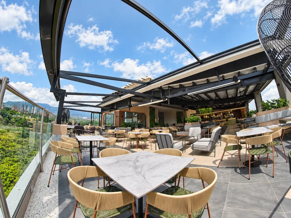 Rooftop de Sabor Molido en Cali con la cubierta retráctil abierta y cielo despejado