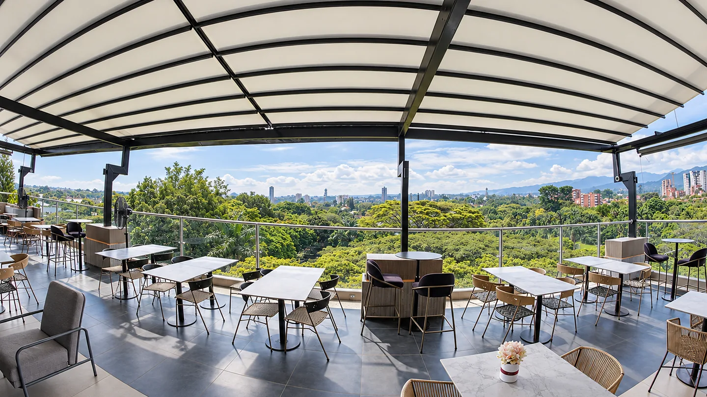 Pérgola PergoTek cerrada sobre el rooftop de Sabor Molido en Cali con vista a la vegetación y la ciudad