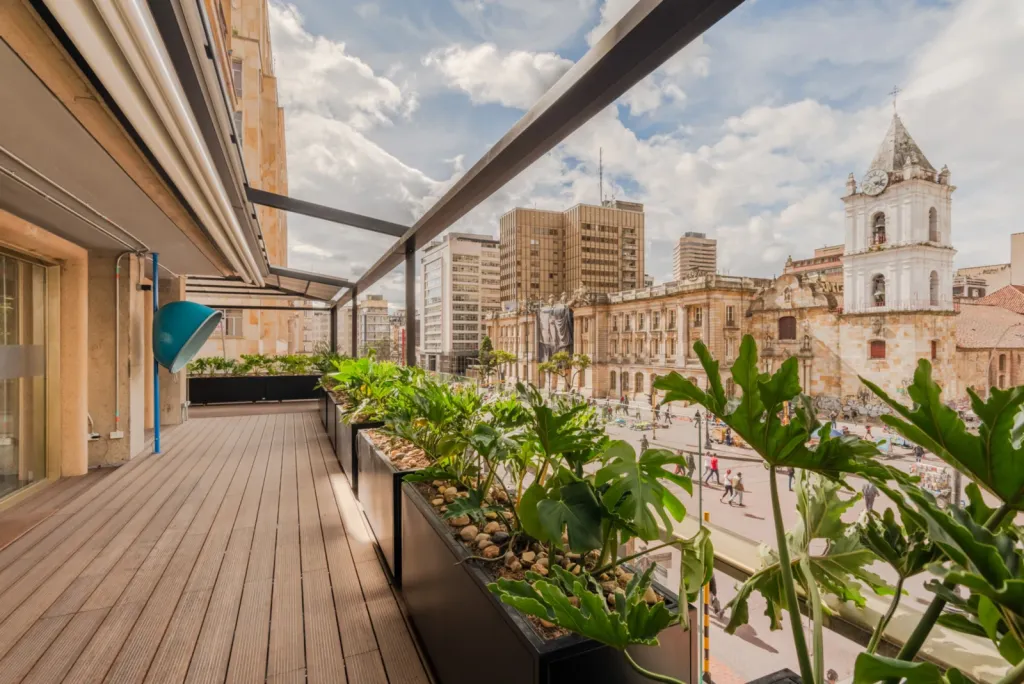 Pérgola retráctil PergoTek sobre la terraza de madera del Edificio El Tiempo, en el centro de Bogotá