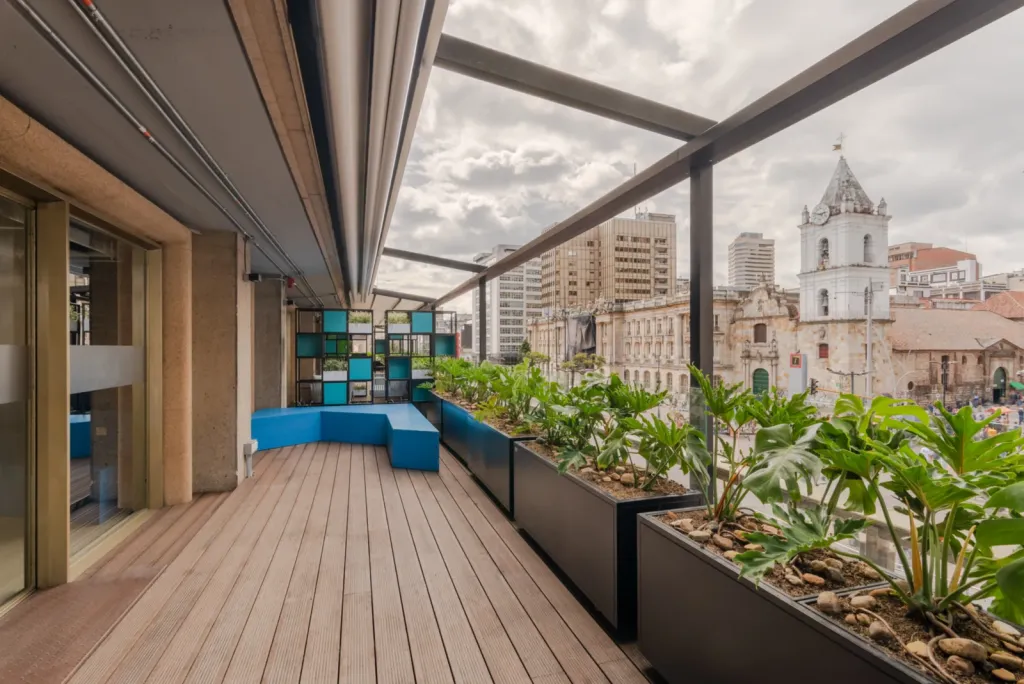 La misma terraza del Edificio El Tiempo en Bogotá con la pérgola PergoTek abierta al cielo
