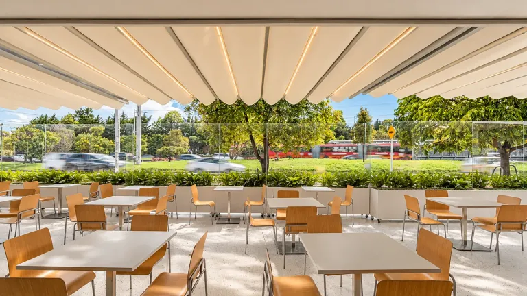 Pérgola retráctil PergoTek extendida con LED integrado sobre la terraza de Granada Hills