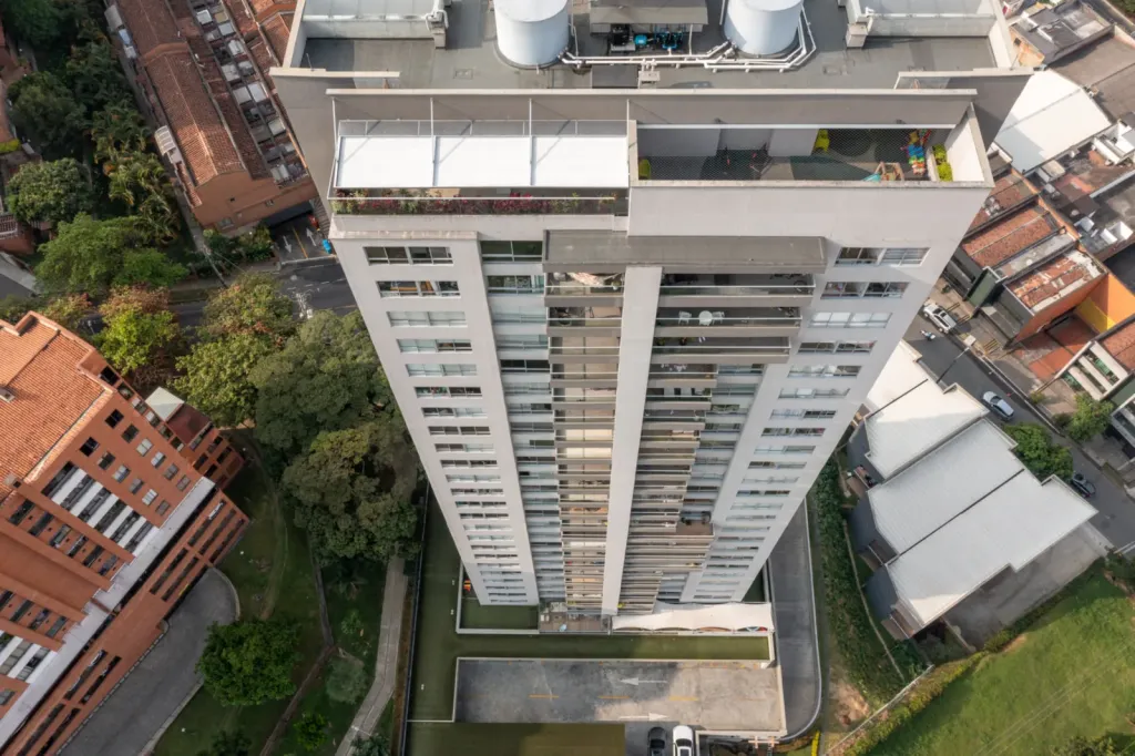 Vista aérea de la azotea de la torre Avani con la pérgola retráctil PergoTek