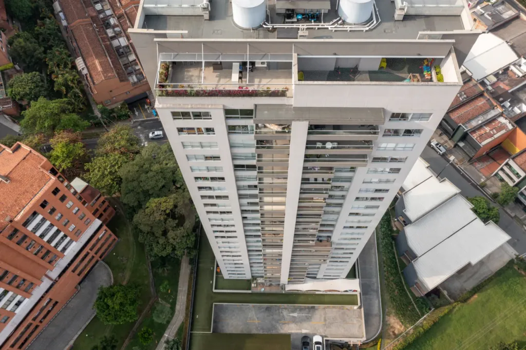 Vista aérea de la pérgola retráctil PergoTek en la cubierta de la torre Avani