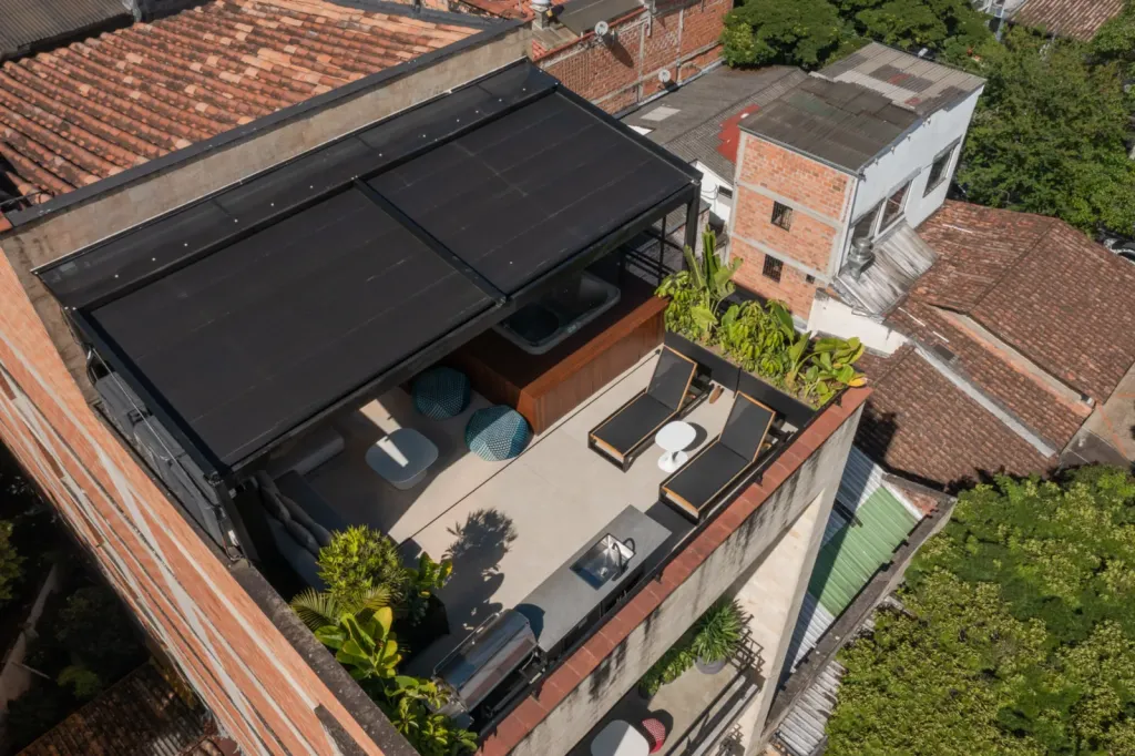 Vista aérea de la terraza del Edificio Ático II con la lona de la pérgola PergoTek extendida