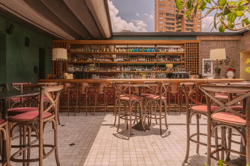 La PergoTek recogida sobre la barra de El Zarzo Bar en Medellín, con el cielo y los edificios de fondo