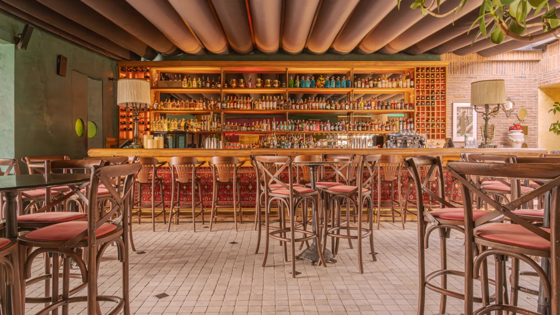 Pérgola retráctil PergoTek cerrada sobre la barra de El Zarzo Bar, en un sexto piso de Provenza, Medellín