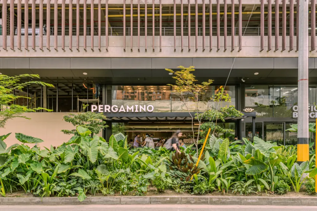 Fachada de Pergamino Café en Medellín vista desde el jardín frente al local