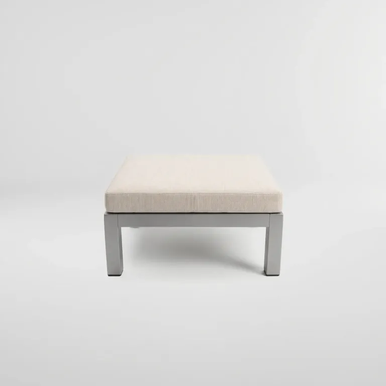 Pouf Montecarlo Solo Aluminio con Cojín, Colección Francia: vista completa en estudio