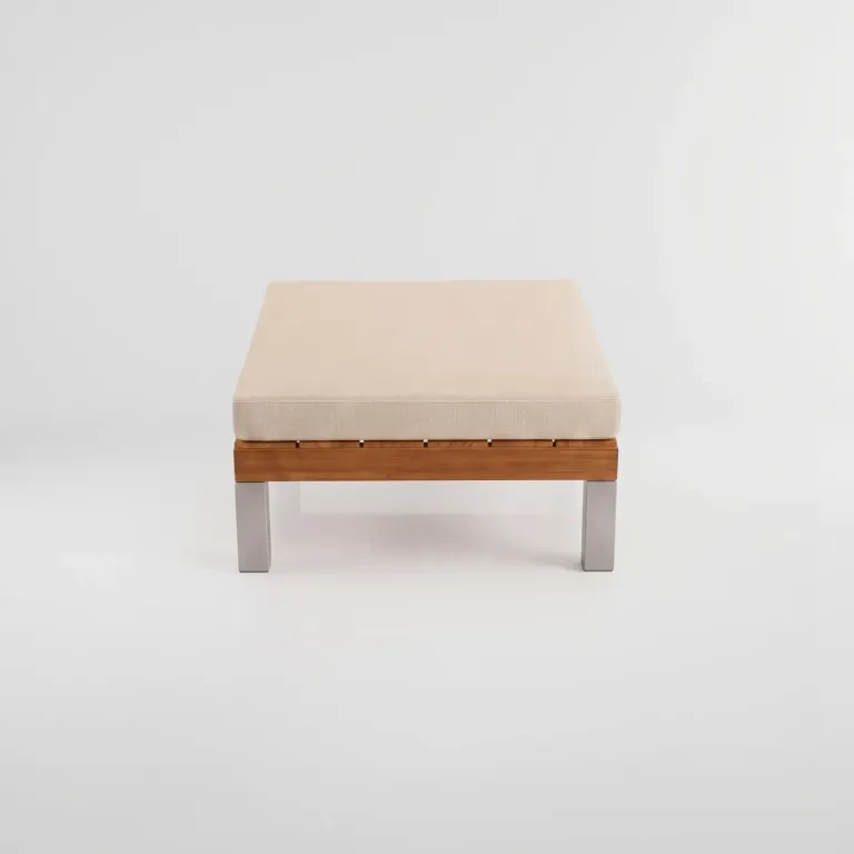 Pouf Montecarlo Aluteca, Colección Francia: vista completa en estudio